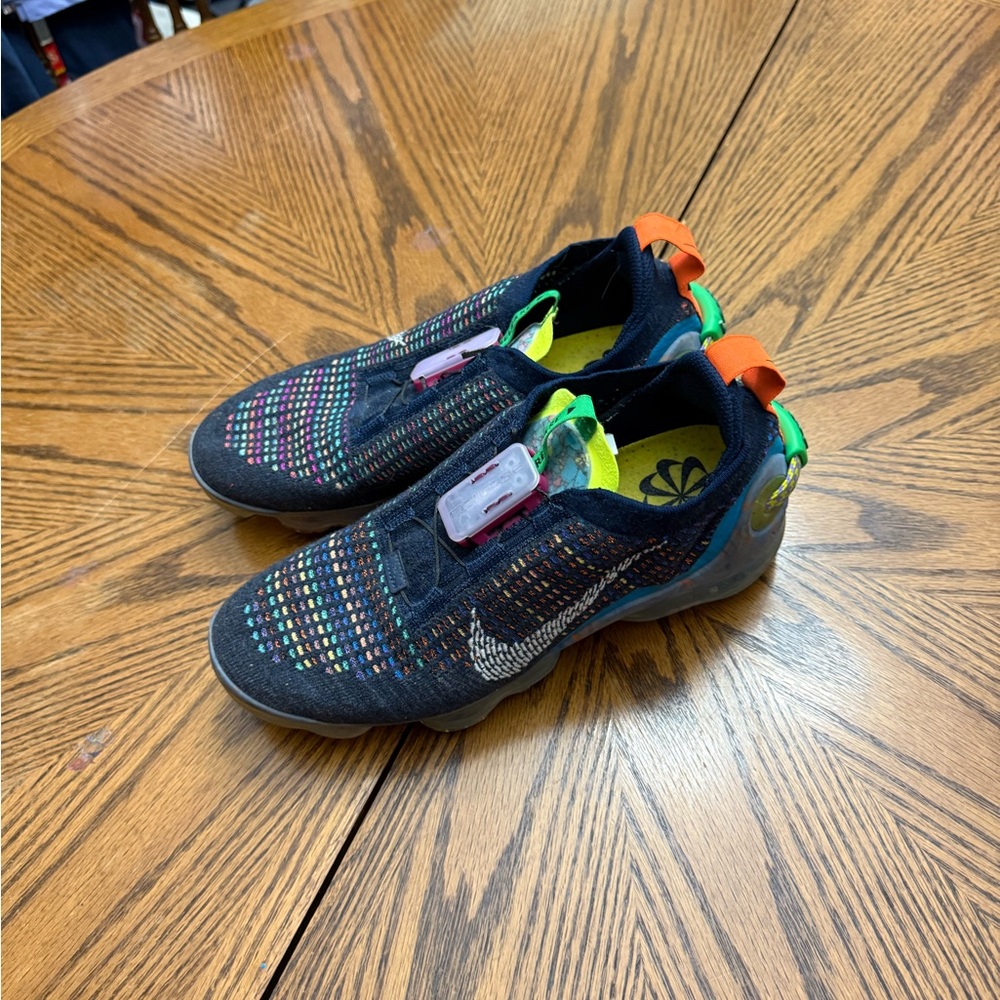 Nike Air Max Black Sneakers with Streamlined Silhouette and Slip-On Design